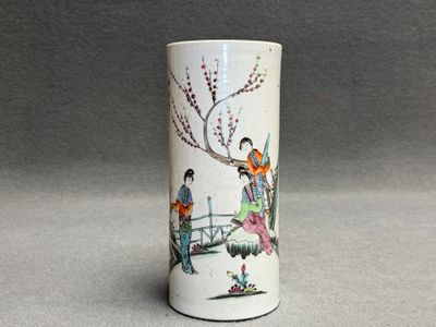 Vase rouleau en porcelaine, figurant trois dames de cour dan…