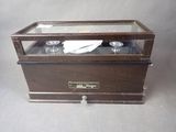 une vitrine en verre contenant une serviette blanche
