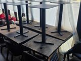 de nombreuses tables et chaises dans un restaurant donnant sur la rue