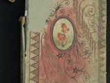 un vieux livre sur lequel figure l'image d'une fleur