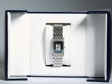 un téléphone portable dans une boîte contenant une montre