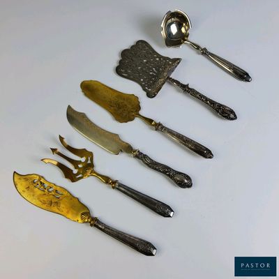 tout un tas de couteaux et de cuillères de toutes sortes sur la table