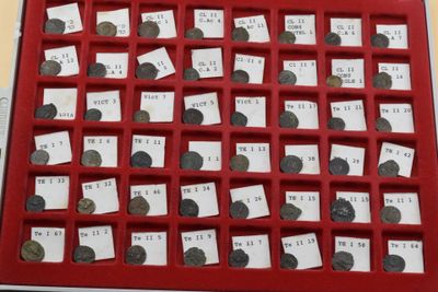 Un ensemble de 48 petits bronzes ou cuivres nummi du 3ème si…