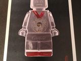 photo encadrée représentant un bonhomme Lego avec un bandana rouge autour du cou