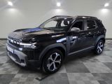 le 4x4 noir est garé sur un sol en damier dans le garage