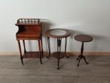 deux tables et une petite table sur laquelle est posé un miroir
