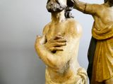 une statue de Jésus et une statue représentant un homme