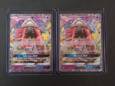Deux cartes à collectionner Pokémon sont posées sur une table