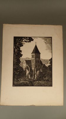 une photo d'une photo d'une église accrochée au mur