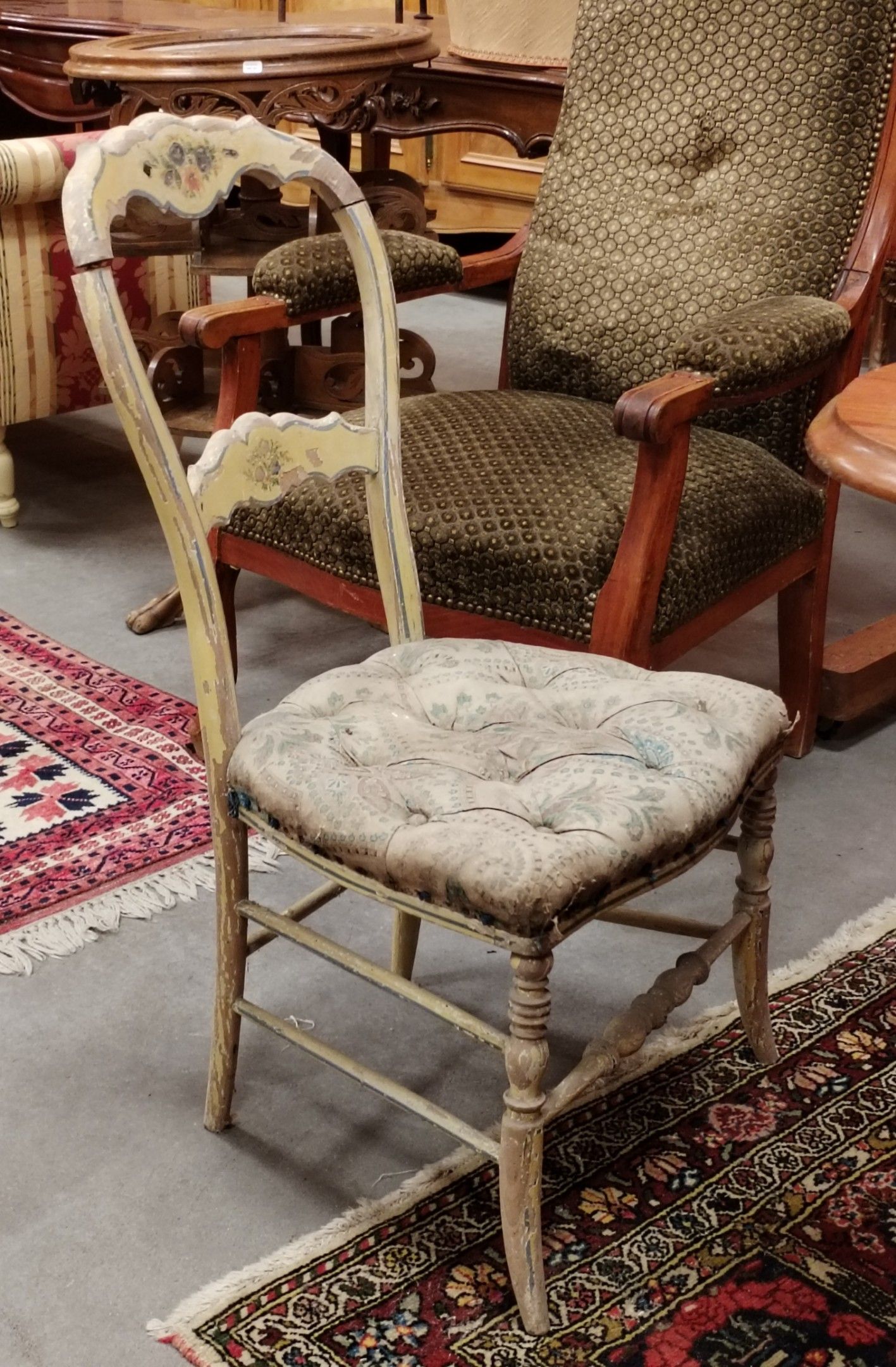 Chaise en bois laqué, assise à capitons (manques à la laque)…