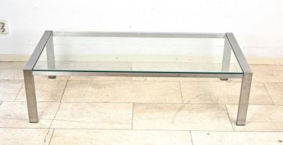 une table basse en verre avec une structure métallique et un plateau en verre