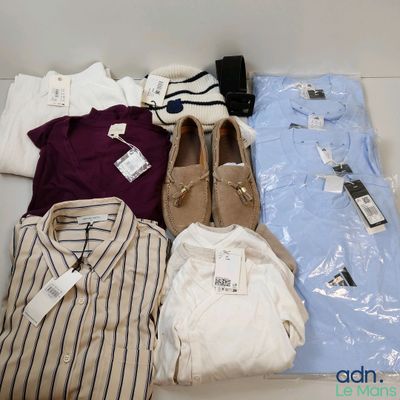 beaucoup de vêtements posés sur une table