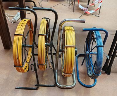 trois types différents de tuyaux sur un support