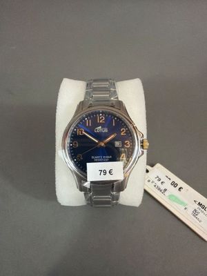 une montre exposée avec une étiquette de prix accrochée dessus
