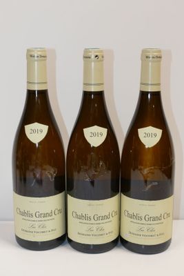 trois bouteilles de vin posées sur une table, l'une à côté de l'autre