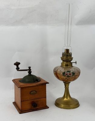 trois types différents de lampes anciennes sur fond blanc