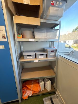 un garde-manger comportant de nombreuses étagères et des bacs posés sur ces étagères