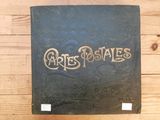 un gros plan sur un livre posé sur une table en bois