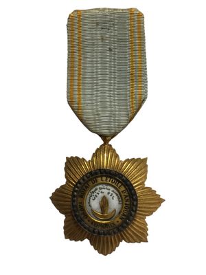 une image représentant une médaille ornée d'une étoile dorée