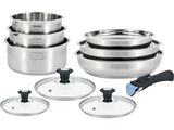 un ensemble de casseroles et poêles en acier inoxydable sur fond blanc