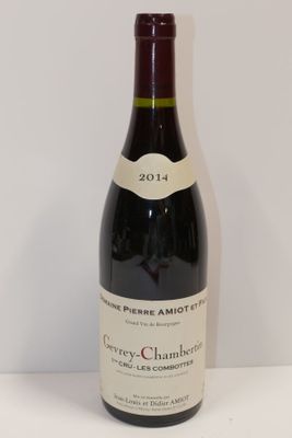 une bouteille de vin posée sur une table