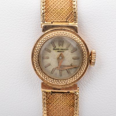 une image d'une montre-bracelet de femme sur une surface blanche