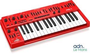 un gros plan d'un clavier électronique rouge sur fond blanc