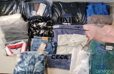 une boîte remplie de vêtements et d'autres objets qui s'y trouvent