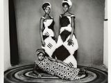 une vieille photo en noir et blanc représentant deux femmes en robe