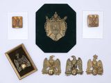 une photo montrant une collection d'objets anciens posés sur une table