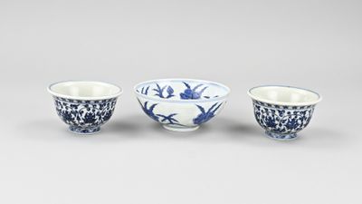 trois bols chinois bleus et blancs