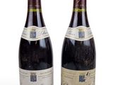 deux bouteilles de vin posées l'une à côté de l'autre sur une surface blanche