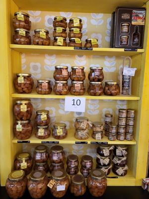 de nombreux pots de miel sur les étagères du magasin