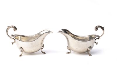 une paire de saucières plaquées argent sur leurs socles