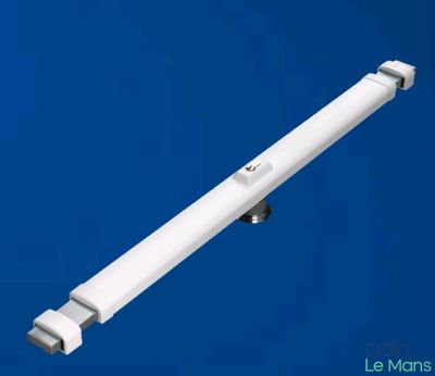 un gros plan d'un luminaire blanc sur fond bleu
