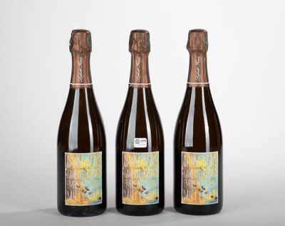 trois bouteilles de vin posées l'une à côté de l'autre sur une table