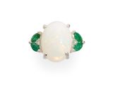 une bague en opale et émeraude