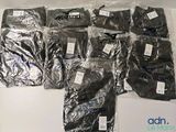 six paires de t-shirts noirs pour homme emballés dans du plastique