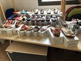 de nombreuses paires de chaussures posées sur une table dans une pièce