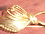 une broche en or ornée d'un nœud