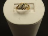 un gros plan d'une bague en or sertie d'un diamant noir