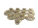 lot de douze tasses et soucoupes en porcelaine ornées de motifs dorés