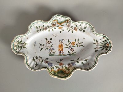 SAMSON (?) : plat ovale à bord contourné en faïence fine à d…