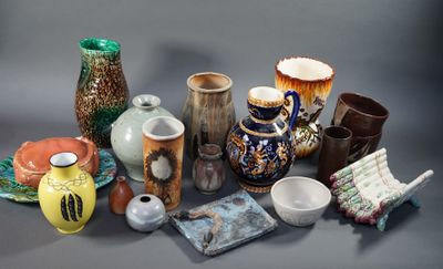 de nombreux vases différents posés sur une table