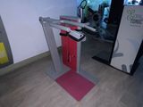 une machine posée sur le sol d'une pièce