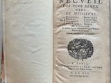 un livre ouvert sur lequel est posée l'image d'un lion