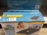 deux cartons de matelas gonflables Intex dans un magasin
