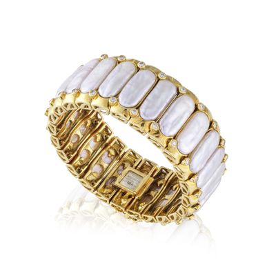 une bague en or 18 carats sertie de nacre et de diamants