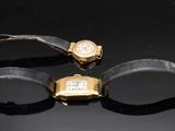 deux montres posées sur une surface noire