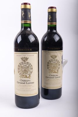 deux bouteilles de vin posées l'une à côté de l'autre sur une table